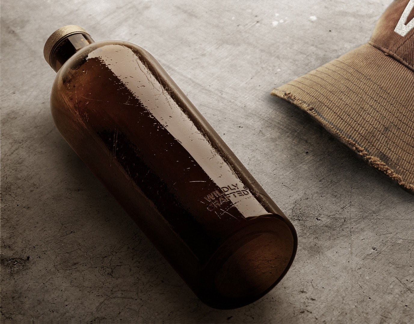 Estal Wildly Crafted Stimmungsbild: braune Flasche der Kollektion Wildly Crafted liegt auf einem grauen Betonuntergrund, daneben eine braune Schirmmütze