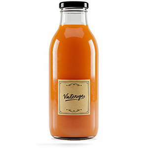 Weithalsflasche gefüllt mit Saft Weithalsflasche gefüllt mit Saft