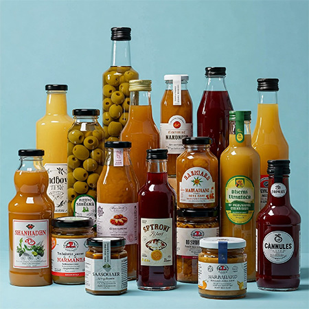 Gruppe von gefüllten Gläsern und Flaschen mit Lebensmitteln