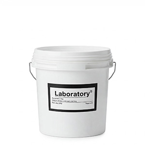 Produktbeispiel: Weisser Eimer mit Deckel trägt ein schwarz-weisses Etikett mit der Aufschrift "Laboratory"